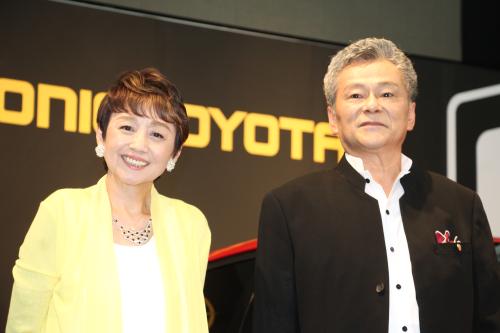 「シャア専用オーリス２　市販モデル記者発表会」に出席した潘恵子（左）と池田秀一