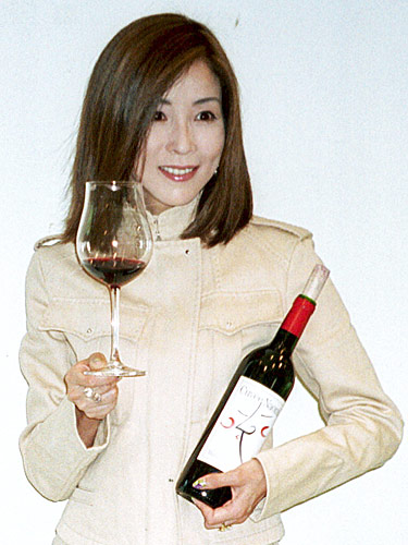 ２００１年、オリジナルワイン「キュヴェ・ナオミ」を発表した川島なお美さん