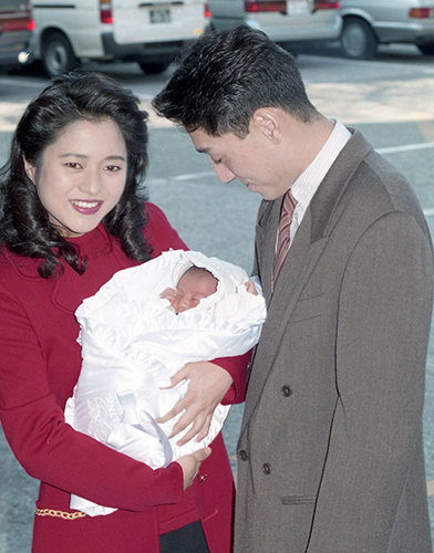 １９９６年、長男・国生を出産し、ベビーをお披露目する三田寛子と中村橋之助