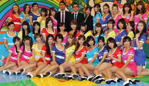 明日花キララ（左から７人目）ら二代目「恵比寿★マスカッツ」メンバー