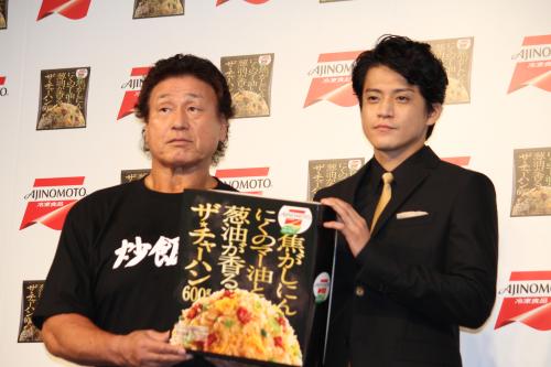 味の素冷凍食品「ザ・チャーハン」ＴＶＣＭ発表会に出席した天龍源一郎と小栗旬