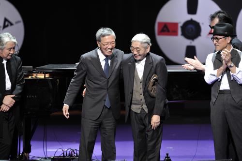 「アルファミュージックライブ」に出演した（左から）加橋かつみ、村井邦彦氏、ＹＭＯの細野晴臣、高橋幸宏