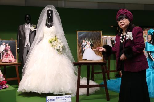 展示された川島なお美さんと鎧塚俊彦氏の結婚衣装の前で報道陣の質問に答えた桂由美氏