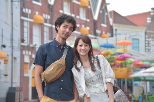 映画「ママは日本へ嫁に行っちゃダメというけれど。」で、国際結婚するカップルを演じた中野裕太（左）と、台湾女優のジエン・マンシュー
