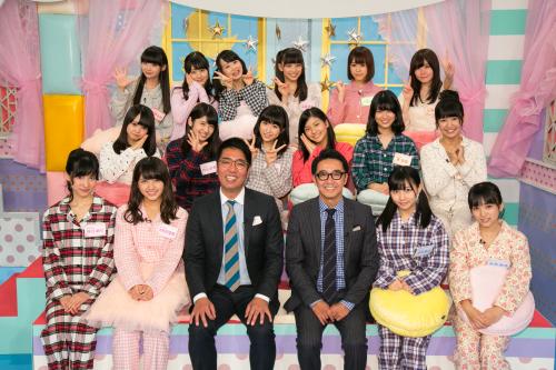 日本テレビ「ＡＫＢ４８の今夜はお泊まりッ」でパジャマ姿でトークするＡＫＢ４８の大和田南那（前列左から２人目）ら若手メンバーと司会のおぎやはぎ