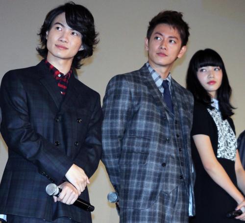 映画」「バクマン。」初日舞台あいさつを行った（左から）神木隆之介、佐藤健、小松菜奈