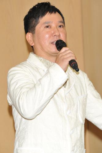 結婚報告記者会見を開いたお笑いコンビ「爆笑問題」の田中裕二
