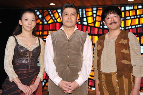 ミュージカル「ラ・マンチャの男」初日囲みインタビュー会見に出席した（左から）霧矢大夢、松本幸四郎、駒田一