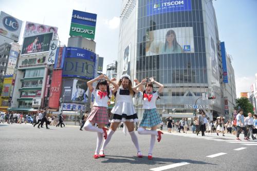 渋谷のスクランブル交差点で吠えるレディベイビー（左から）黒宮れい、レディビアード、金子理江
