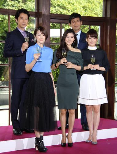 フジテレビ系ドラマ「オトナ女子」記者会見に出席した（左から）谷原章介、吉瀬美智子、篠原涼子、江口洋介、鈴木砂羽