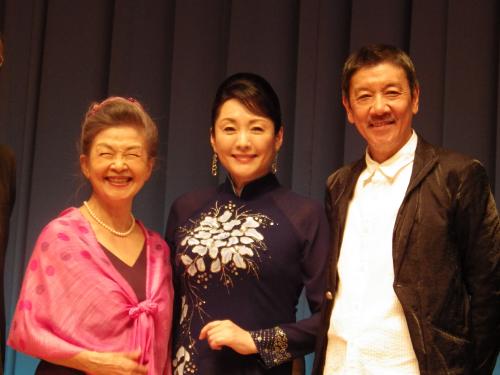 主演映画完成試写会に登壇した（左から）草村礼子、松坂慶子、奥田瑛二
