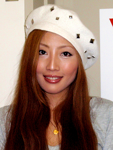 白いベレー帽姿で微笑む歌手活動中のティアラ
