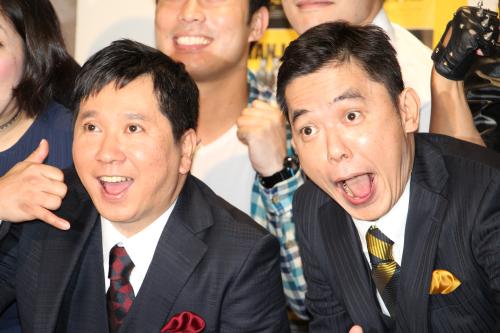 「タイタン」の２０周年記念２ｄａｙｓライブに登場した爆笑問題の田中裕二（左）と太田光