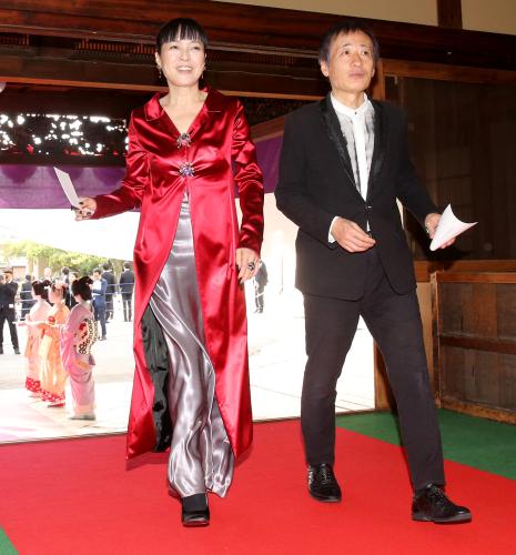 ＜京都国際映画祭＞レッドカーペットを歩く桃井かおり（左）