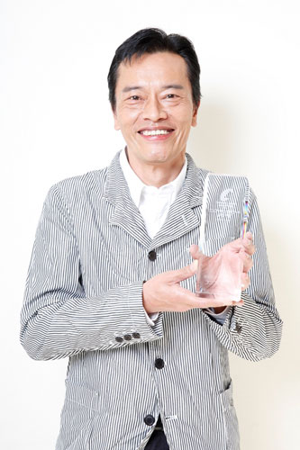 「コンフィデンスアワード・ドラマ賞」主演男優賞を受賞し笑顔の遠藤憲一