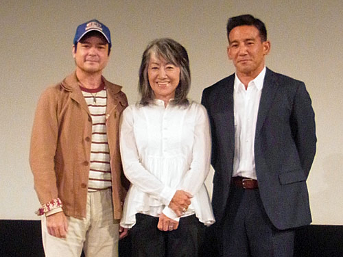 故今井雅之さん（顔写真）の遺作映画で主演を務める川平慈英（左）、監督の奈良橋陽子さん、プロデューサーの野村祐人
