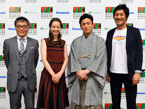 京都南座の凱旋イベントに出演した（左から）いとうせいこう、春香クリスティーン、市川染五郎、猪子寿之
