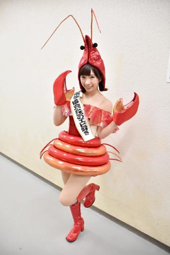 エビ好きが高じて「日本海老協会公認のエビ好き」に認定されたことも発表した岩佐美咲。エビのコスプレで登場