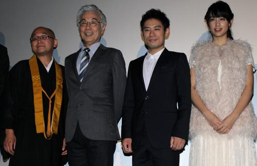 映画「ボクは坊さん。」の初日舞台あいさつに出席した（左から）白川密成氏、イッセー尾形、伊藤淳史、山本美月