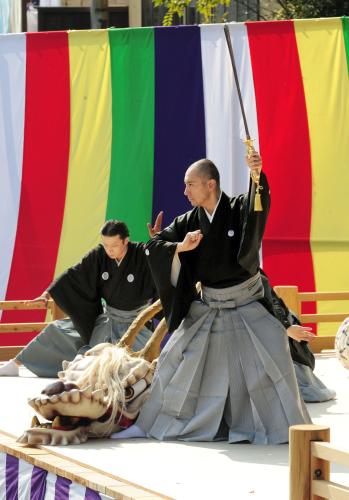 京都市の鴨川河川敷に特設された舞台で、創作舞踊を披露する市川海老蔵さん（手前）