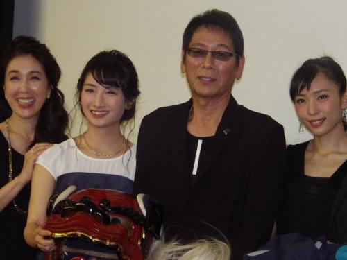 映画「かぐらめ」の初日舞台あいさつに立った（左から）筒井真理子、武田梨奈、大杉漣、黒川芽以