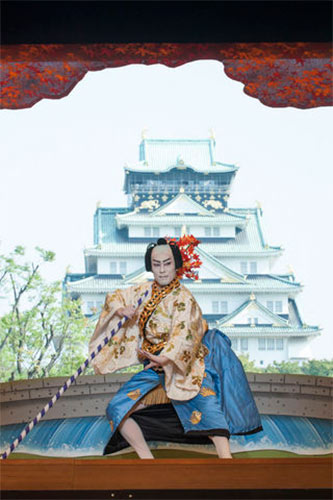 開幕した大阪平成中村座の「三升猿曲舞」で大阪城をバックに決める中村勘九郎