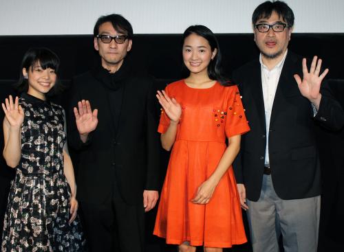 東京国際映画祭で上映された「友だちのパパが好き」で舞台挨拶を行った（左から）岸井ゆきの、吹越満、安藤輪子、山内ケンジ監督