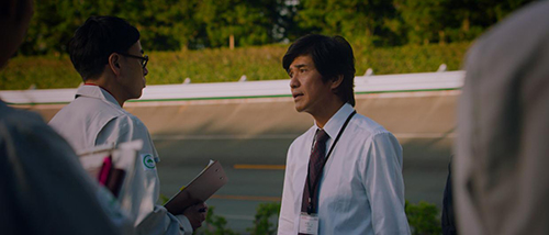 トヨタ自動車のスペシャルムービーに出演する佐藤浩市（右）と鈴木浩介