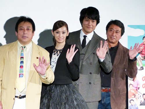 笑顔で手を振る（左から）伊藤克信、北川景子、松山ケンイチ、杉山泰一監督
