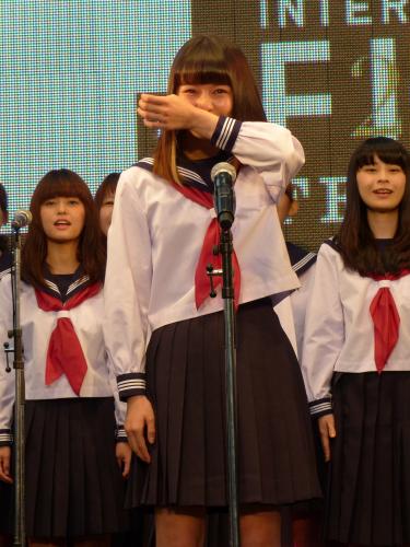 主演映画「桜ノ雨」が東京国際映画祭パノラマ部門に出品され、共演者と劇中曲を合唱し感極まり涙を流す山本舞香