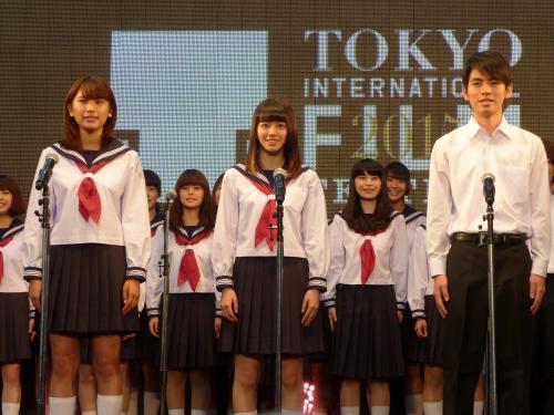 主演映画「桜ノ雨」が東京国際映画祭で上映され劇中曲を合唱した（左から）久松郁実、山本舞香、広田亮平