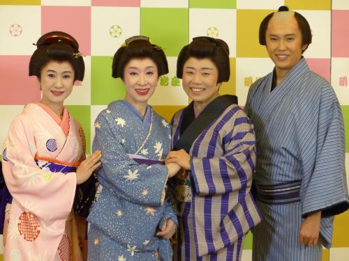 初日公演後に会見した（左から）小林綾子、三田佳子、藤山直美、金子貴俊