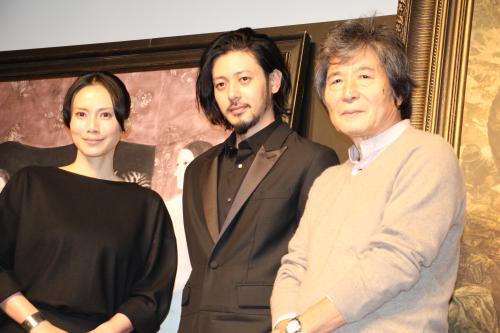 映画「ＦＯＵＪＩＴＡ」公開記念の大学生とのティーチイン試写会に出席した（左から）中谷美紀、オダギリジョー、小栗康平監督
