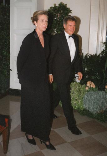 ９８年にホワイトハウスでの晩さん会に出席したメリッサ・マシスンさん（左）とハリソン・フォード（ＡＰ）