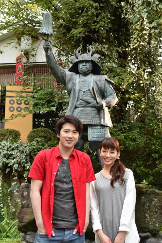 真田幸村像の前でポーズする尾上松也と舞羽美海