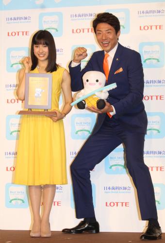 「ベストスマイル・オブ・ザ・イヤー２０１５」授賞式で満面の笑顔を見せる土屋太鳳と松岡修造