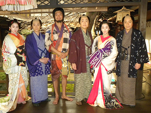 京都市内で会見した（左から）早見あかり、小池徹平、青木崇高、松尾スズキ、優香、山崎銀之丞