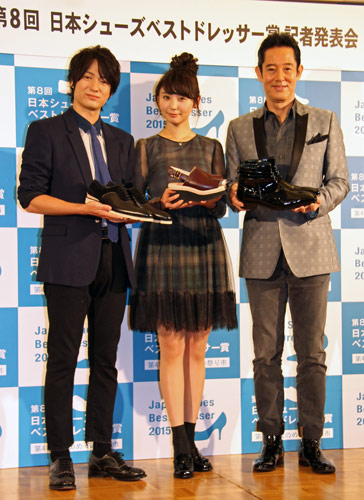 日本シューズベストドレッサー賞を受賞した（左から）忍成修吾、おのののか、山下真司