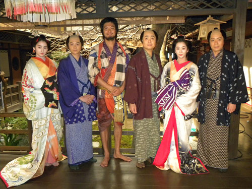 京都市内で会見した（左から）早見あかり、小池徹平、青木崇高、松尾スズキ、優香、山崎銀之丞
