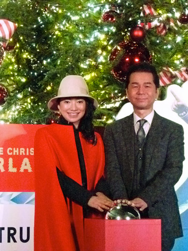 渋谷ヒカリエのクリスマスツリー点灯式に出席したＤＲＥＡＭＳ　ＣＯＭＥ　ＴＲＵＥ