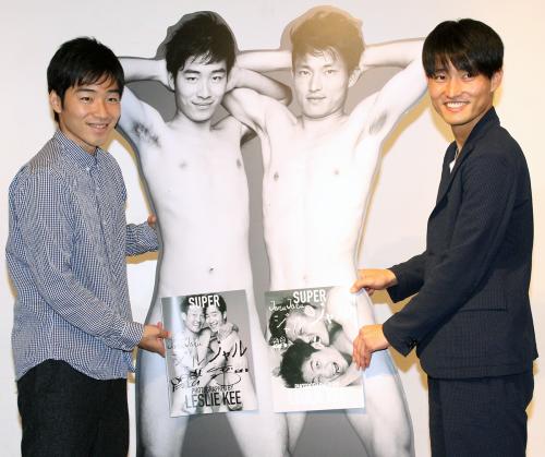ヌード写真集「ＳＵＰＥＲ　ＪＡＲＵＪＡＲＵ」をＰＲするジャルジャルの後藤淳平（左）と福徳秀介