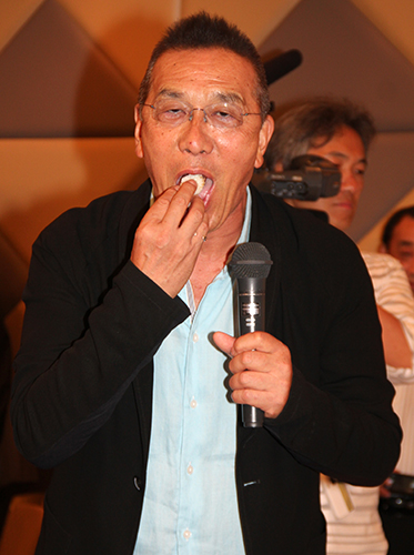１４年７月、「近大マグロ新展開発表」記者説明会で近大マグロを試食する阿藤快さん