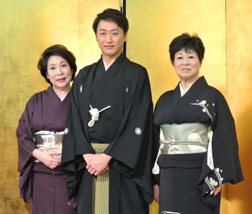 来年１月に劇団新派に入団する市川月乃助（中央）。左は波乃久里子、右は水谷八重子