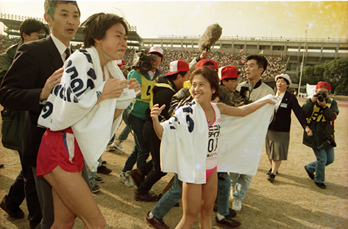 １９９２年の大阪国際女子マラソンで日本最高記録をマークし涙する小鴨由水さん（左）と健闘を称えあう２位の松野明美さん