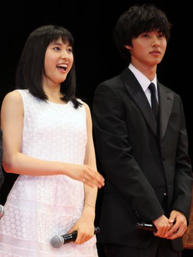 映画「ｏｒａｎｇｅ－オレンジ－」の完成披露に出席した土屋太鳳（左）、山崎賢人