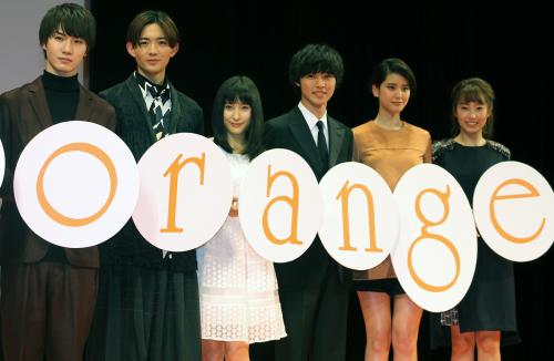 映画「ｏｒａｎｇｅ－オレンジ－」の完成披露に顔をそえろえた（左から）桜田通、竜星涼、土屋太鳳、山崎賢人、山崎紘奈、清水くるみ