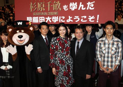 映画「杉原千畝」大隈講堂試写に出席した（中央左から）唐沢寿明、小雪、チェリン・グラック監督