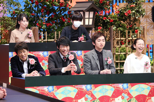 正月特番「共感百景～痛いほど気持ちがわかる　あるある～」で羽田圭介氏（前列左から３人目）らが番組を盛り上げる（C）テレビ東京