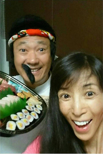 亡くなる１１日前に「お寿司が食べたい」という川島なお美さんのリクエストに鎧塚さんが応じ、寿司職人に扮（ふん）して、病室を訪れたときの写真（C）フジテレビ