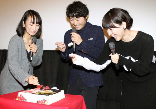 映画「俳優亀岡拓次」特別試写に顔を揃えた（左から）横浜聡子監督、安田顕、麻生久美子